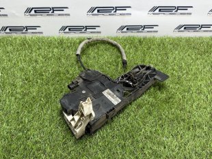 Кронштейн ручки передний правый Mercedes W221 S-Class S-класс A2217600634